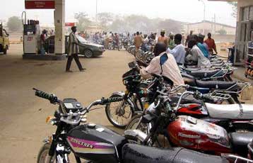 Σε γενική απεργία και πάλι τα συνδικάτα της Νιγηρίας για την τιμή του πετρελαίου