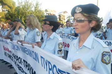 Με φέιγ βολάν τα σώματα ασφαλείας ενημέρωσαν το κοινό για τα αιτήματά τους