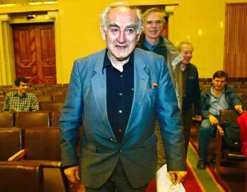 Σε τρεις ερευνητές κβαντικών φαινομένων το Νόμπελ Φυσικής 2003