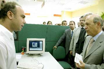 Στο 6% θα υποχωρήσει η ανεργία έως το τέλος του 2004, δηλώνει ο Κώστας Σημίτης