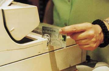 Στα ίχνη κυκλώματος παραχάραξης πιστωτικών καρτών η αστυνομία
