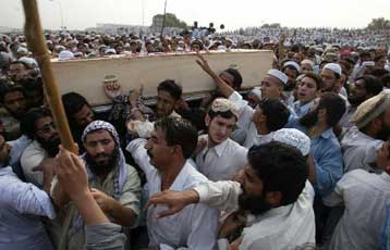 Ένας νεκρός σε ταραχές μετά την κηδεία δολοφονηθέντος σουνίτη ηγέτη στο Πακιστάν