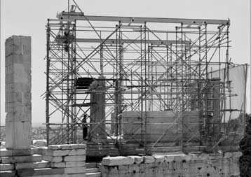 Φωτογραφίες του Σ.Μαυρομμάτη από το αναστηλωτικό έργο της Ακρόπολης στο Λονδίνο