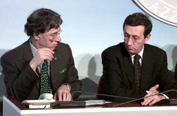 Σοκ στην κυβέρνηση Μπερλουσκόνι από πρόταση Φίνι για δικαίωμα ψήφου στους μετανάστες