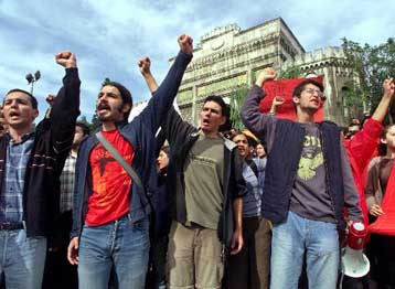 Υπό κράτηση 63 άτομα στην Τουρκία σε διαδηλώσεις κατά της αποστολής στρατού στο Ιράκ