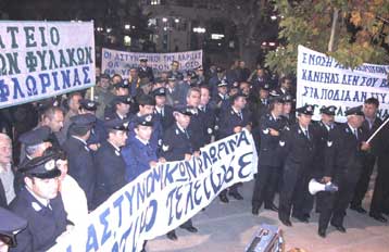 Πρωτοφανή επεισόδια μεταξύ ένστολων αστυνομικών και δυνάμεων των ΜΑΤ