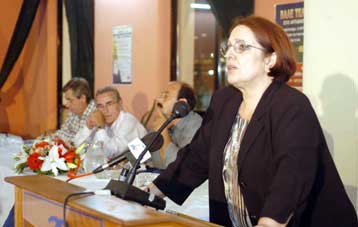 Δίκαια τα μισθολογικά και θεσμικά αιτήματα των εργαζομένων, τόνισε η Αλέκα Παπαρήγα