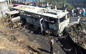 Τουλάχιστον 54 νεκροί σε σύγκρουση λεωφορείου με φορτηγά στο Μπαλί της Ινδονησίας