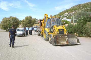 Εν μέσω μηνύσεων και αντιδράσεων ξεκίνησε η κατεδάφιση αυθαιρέτων στην Ανάβυσσο