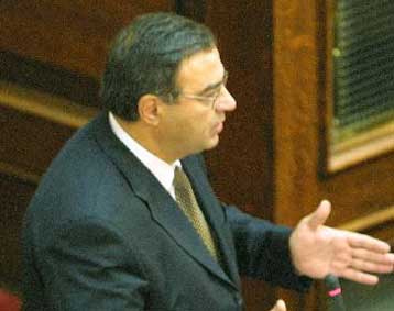 «Κόντρα» Χριστοδουλάκη – Έβερτ στη Βουλή για προϋπολογισμό και Εθνική