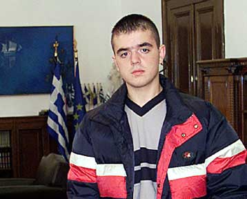 Οι γονείς του λυκείου Ν.Μηχανιώνας δεν θέλουν πάλι τον Οδ.Τσενάι σημαιοφόρο