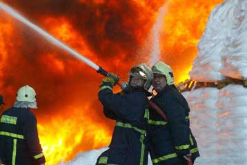 Μεγάλη πυρκαγιά σε αποθήκη πλαστικών στον Πειραιά