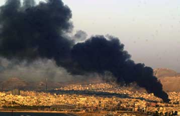 Υπό πλήρη έλεγχο η πυρκαγιά σε εργοστάσιο πλαστικών στον Πειραιά