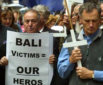 Φόρο τιμής στα θύματα της επίθεσης στο Μπαλί απέτισαν την Κυριακή χιλιάδες πολίτες