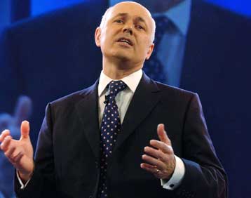 Προβάδισμα στους Συντηρητικούς δίνει νέα δημοσκόπηση στη Βρετανία