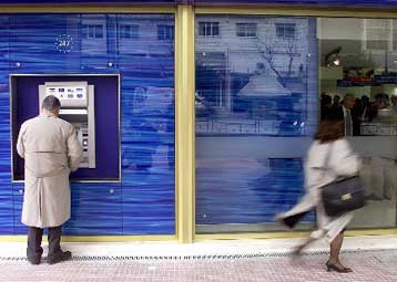 Παράνομα και καταχρηστικά τα «έξοδα διαχείρισης» των τραπεζών