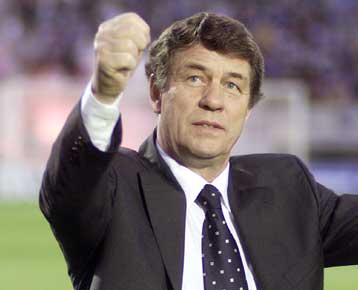 Για την ανανέωση του συμβολαίου με τον Ρεχάγκελ μέχρι και το 2006 κινείται η ΕΠΟ