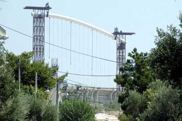 Προαστιακός σιδηρόδρομος και σκέπαστρο Καλατράβα προβληματίζουν την Γ.Αγγελοπούλου