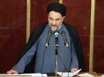 Αργοπορημένα και με αιχμές τα συγχαρητήρια Χαταμί προς την Σιρίν Εμπαντί