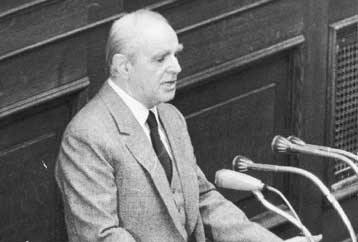 Αποκαλυπτήρια αναμνηστικής πλάκας έξω από την οικία του Κων/νου Καραμανλή στο Παρίσι