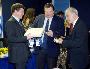 Την εθνική ομάδα ποδοσφαίρου των ανδρών τίμησε ο Γιώργος Λιάνης