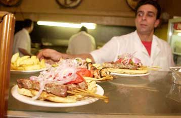 Αποφεύγουν τα φαστ-φουντ, αλλά τρώνε συχνότερα εκτός σπιτιού οι Έλληνες