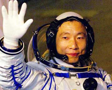 Επέστρεψε με ασφάλεια στη Γη ο πρώτος Κινέζος αστροναύτης