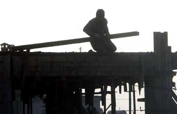 Οικονομικός μετανάστης ένας στους τέσσερις ασφαλισμένους του ΙΚΑ