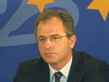 Δεν προγραμματίζεται τριμερής συνάντηση Παπανδρέου-Πάουελ-Γκιουλ, ξεκαθαρίζει το ΥΠΕΞ