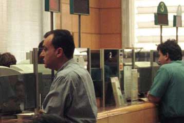 Ξεκινά από τη Δευτέρα η διάθεση των ειδικών σημάτων τελών κυκλοφορίας