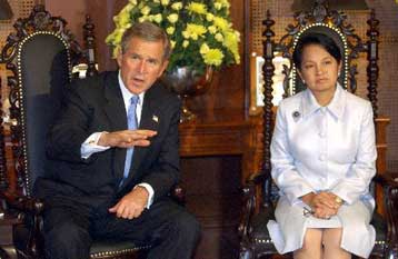 Στο πλευρό της Αρόγιο ο Τζορτζ Μπους στη μάχη κατά των ισλαμιστών ανταρτών