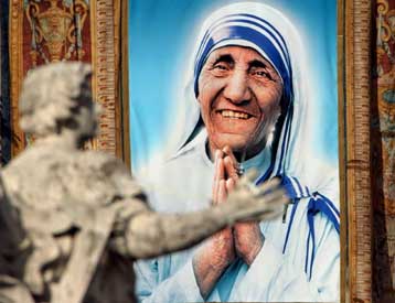 Οσιοποίηση της Μητέρας Τερέζας από τον Πάπα ενώπιον 150.000 πιστών στο Βατικανό