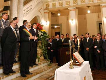 Κυβέρνηση τεχνοκρατών όρκισε ο νέος πρόεδρος της Βολιβίας Κάρλος Μέσα