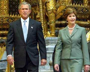 Δέσμευση για πάταξη της τρομοκρατίας απέσπασε από τους ηγέτες του APEC ο Μπους