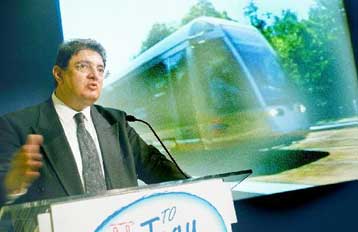 Διπλωματικές επαφές Βερελή με τη ΔΟΕ για τα θέματα του προαστιακού και του τραμ