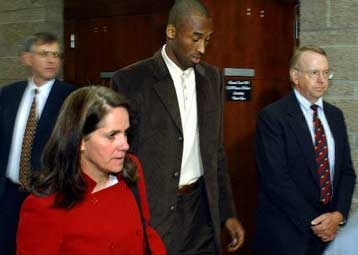 Στο εδώλιο του κατηγορουμένου θα καθήσει τελικά ο Κόμπι Μπράιαντ