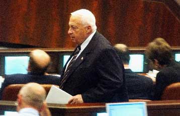 Αντιδράσεις για τις επιδρομές στη Γάζα – Τέλος στην «πολεμική τρέλα» ζητά ο Αραφάτ