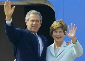 Στη Σιγκαπούρη ο Τζορτζ Ο.Μπους μετά την «νίκη» του στη σύνοδο του APEC