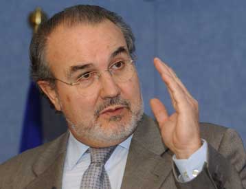 Να επιτηρεί την προσπάθεια της Γαλλίας να μειώσει το δημόσιο έλλειμμά της ζητά η Κομισιόν