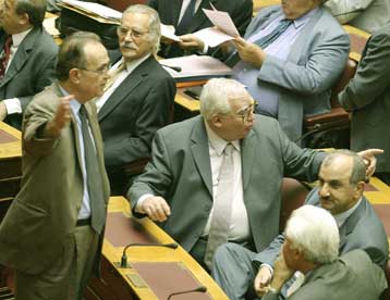 Αναβλήθηκε η συνεδρίαση της Ολομέλειας της Βουλής για τις αιτήσεις άρσης ασυλίας