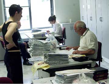 Απλοποιούνται οι διαδικασίες μεταβίβασης ακινήτων και αυτοκινήτων