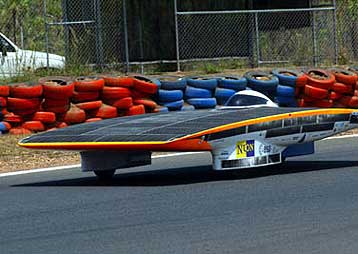 Ολλανδικό όχημα καταρρίπτει το ρεκόρ σε αγώνα δρόμου για ηλιακά αυτοκίνητα