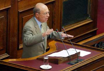 Αντιπαράθεση Σημίτη – Καραμανλή στη Βουλή για τα στοιχεία της οικονομικής σύγκλισης