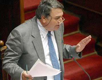 Οριστικά εκτός Βουλής η ρύθμιση για αποσπάσεις υπαλλήλων από το Γραφείο πρωθυπουργού