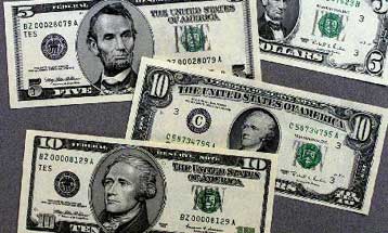 Ισχυρές πιέσεις στο δολάριο – Κοντά στο ιστορικό υψηλό το ευρώ