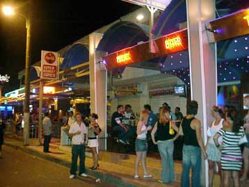 «Σεμινάρια» για ασφαλείς νύχτες παρακολουθούν Έλληνες αστυνομικοί στο Μπλάκπουλ