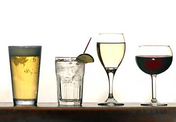 Το πόσο πίνουμε εξαρτάται από το σχήμα του ποτηριού, αποκαλύπτει ερευνητής