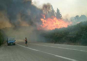 Στο έλεος της φωτιάς παραμένει ο νομός Χανίων