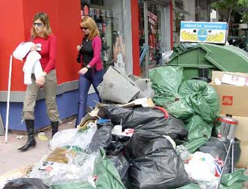 Κλειστούς κρατούν τους ΧΥΤΑ οι απεργοί των δήμων – Αστυνομική παρέμβαση ζητά το ΥΠΕΣ