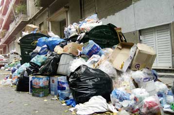 Επεισόδια μεταξύ απεργών και ΜΑΤ στις χωματερές Ανω Λιοσίων και Ταγαράδων